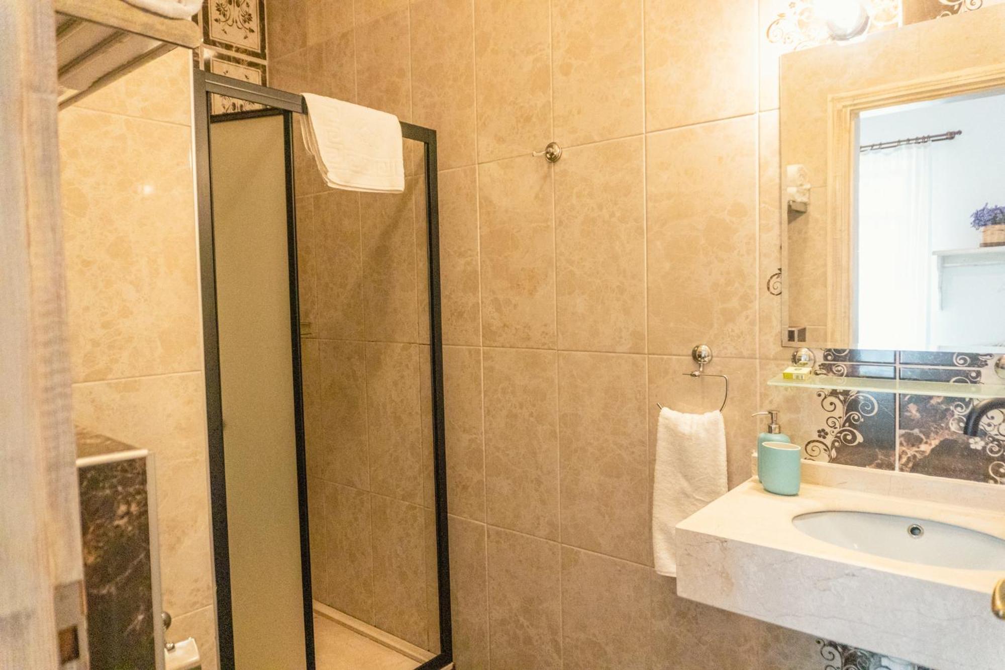Cunda Mor Limon Otel Ayvalı Kültér fotó
